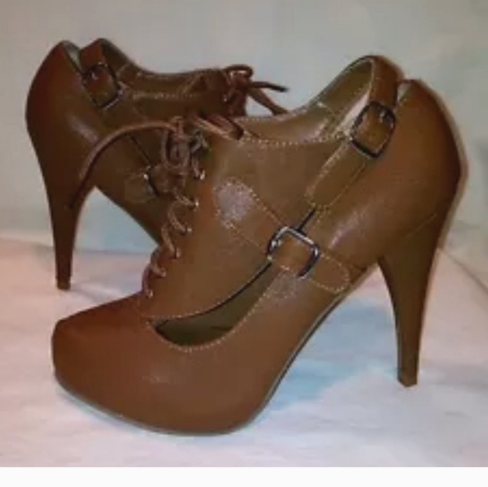Bumper lace up booties in the color Camel (Size 7)